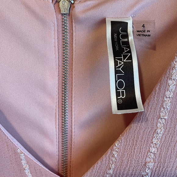 Julian Taylor Elegant Peach Dress with V-neck and Built In Slip, Size 4 - Picture 3 of 13